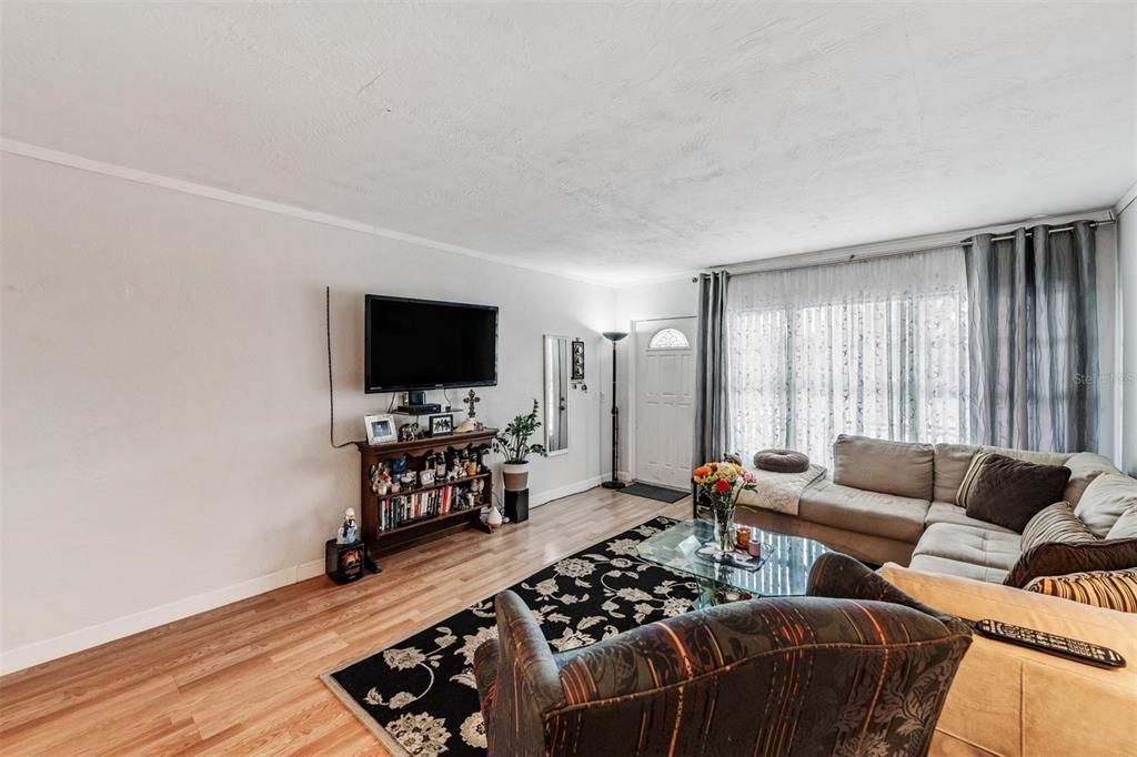 For Sale: $119,000 (2 beds, 1 baths, 875 Square Feet)