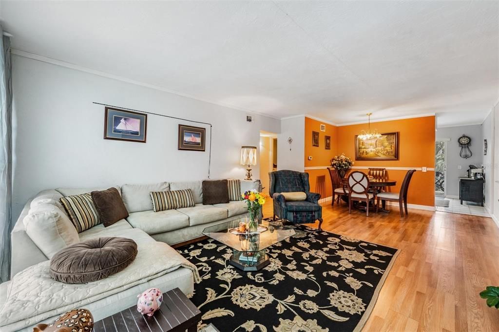 For Sale: $119,000 (2 beds, 1 baths, 875 Square Feet)