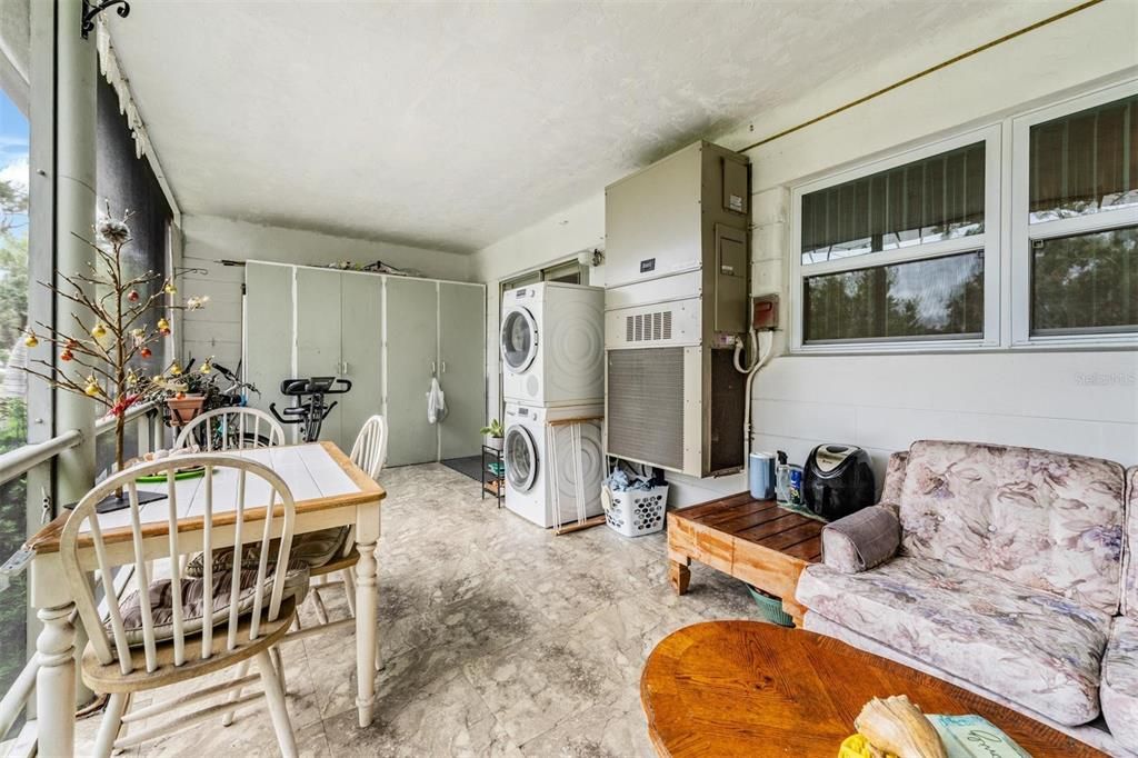 For Sale: $119,000 (2 beds, 1 baths, 875 Square Feet)