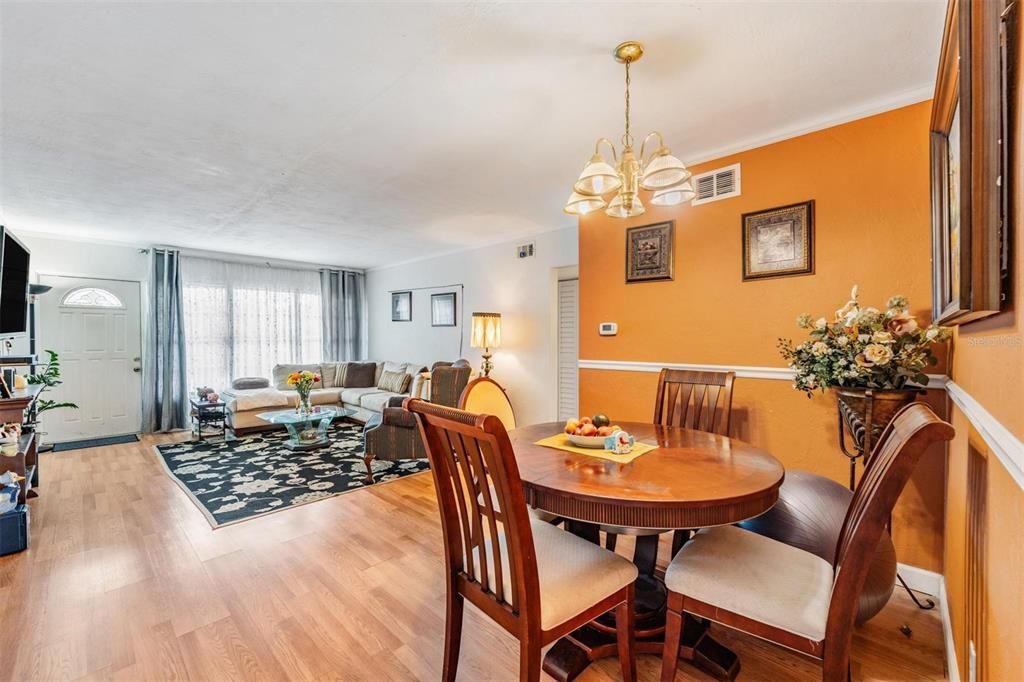 For Sale: $119,000 (2 beds, 1 baths, 875 Square Feet)