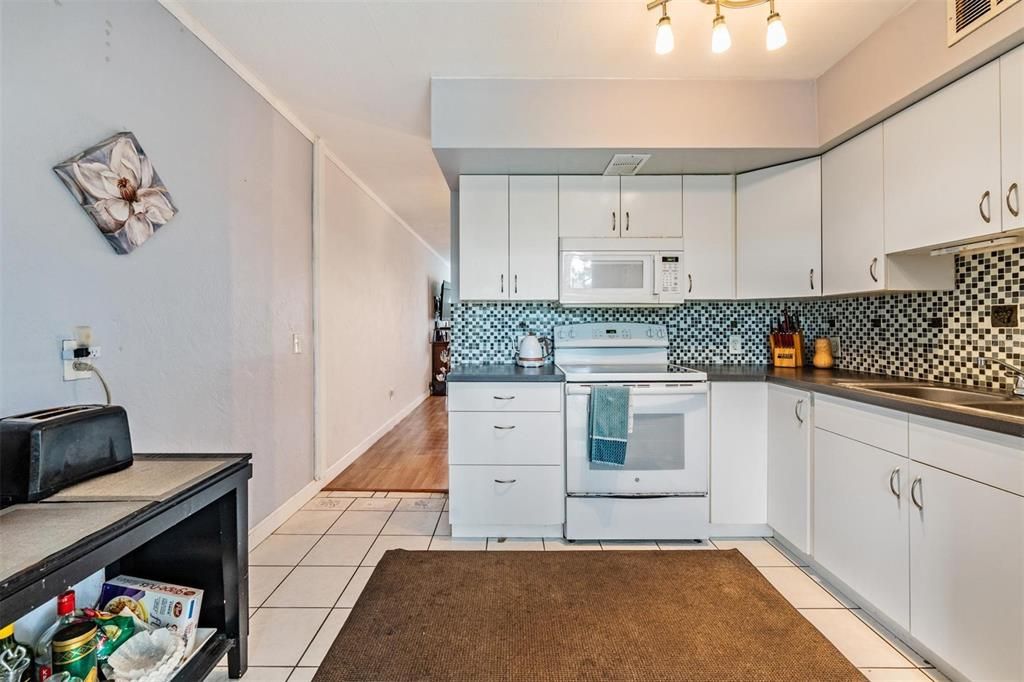 For Sale: $119,000 (2 beds, 1 baths, 875 Square Feet)
