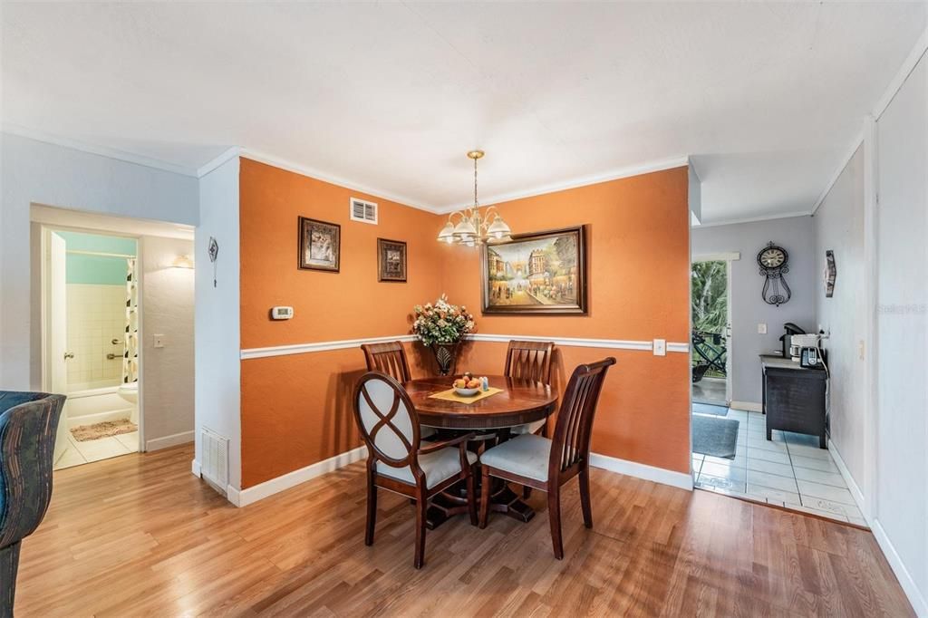 For Sale: $119,000 (2 beds, 1 baths, 875 Square Feet)