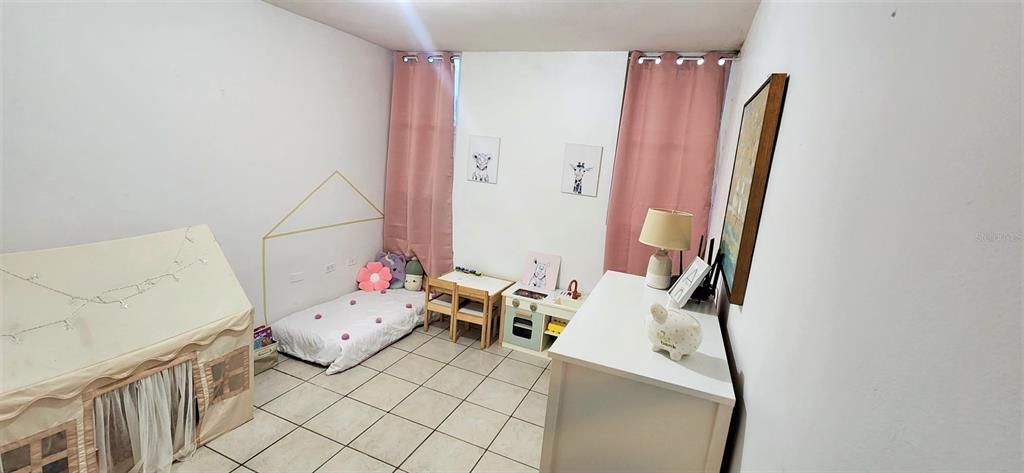 合同活跃: $145,000 (3 贝兹, 1 浴室, 943 平方英尺)