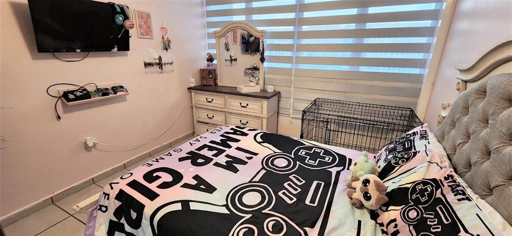 合同活跃: $145,000 (3 贝兹, 1 浴室, 943 平方英尺)