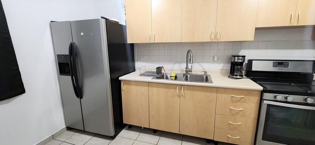 合同活跃: $145,000 (3 贝兹, 1 浴室, 943 平方英尺)