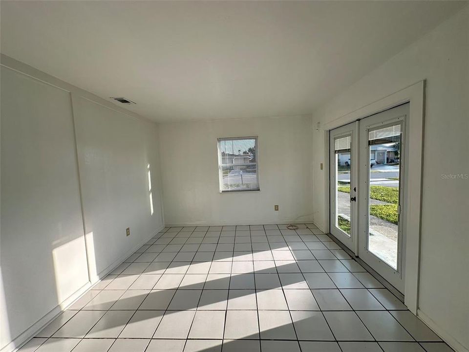 For Rent: $1,400 (3 beds, 1 baths, 975 Square Feet)