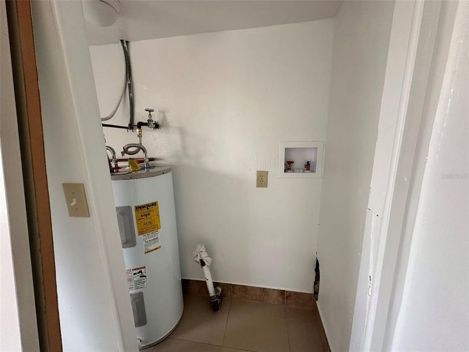 For Rent: $1,400 (3 beds, 1 baths, 975 Square Feet)