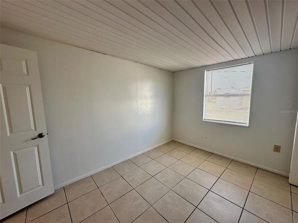 For Rent: $1,400 (3 beds, 1 baths, 975 Square Feet)