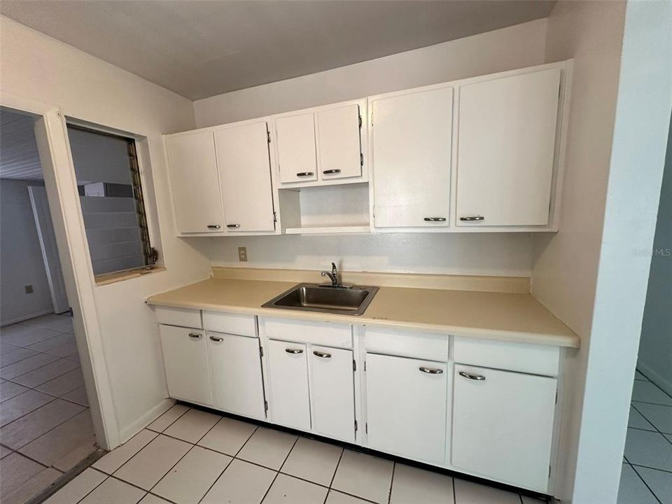 For Rent: $1,400 (3 beds, 1 baths, 975 Square Feet)