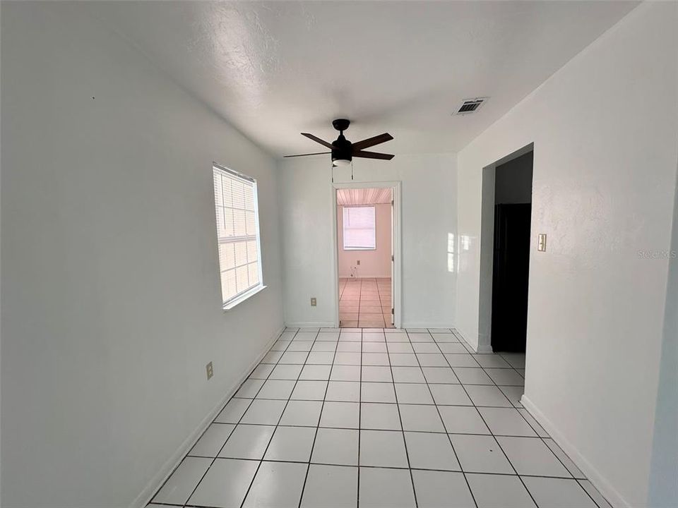 For Rent: $1,400 (3 beds, 1 baths, 975 Square Feet)