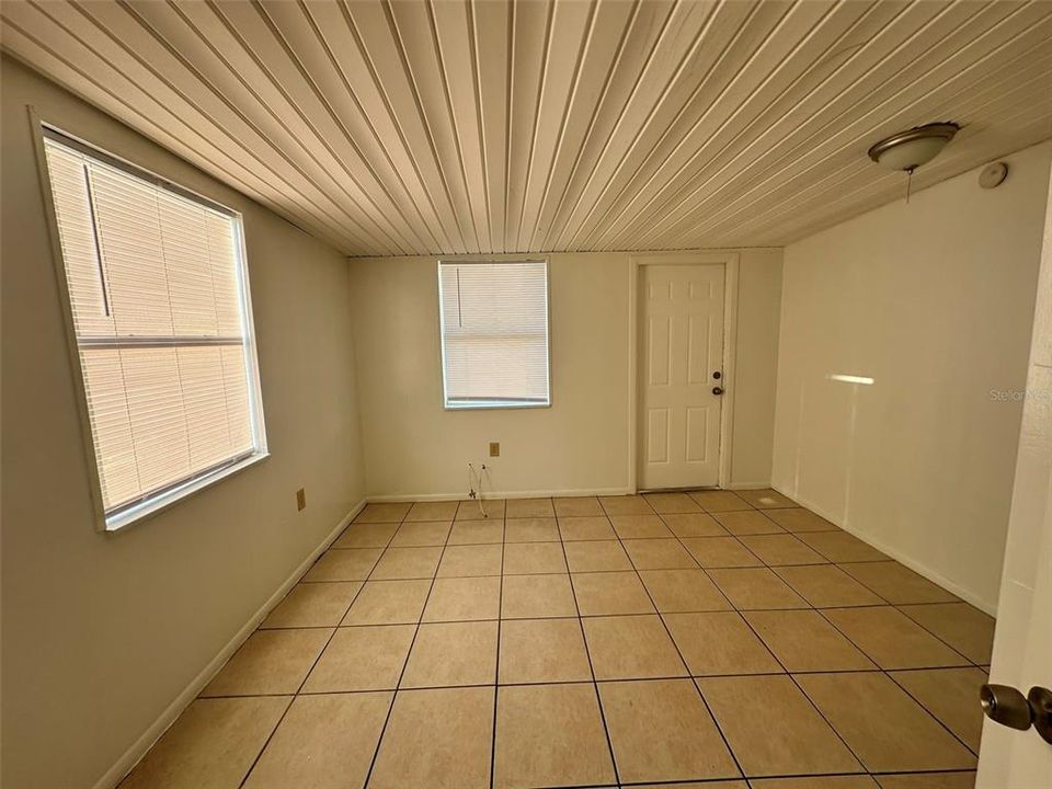 For Rent: $1,400 (3 beds, 1 baths, 975 Square Feet)