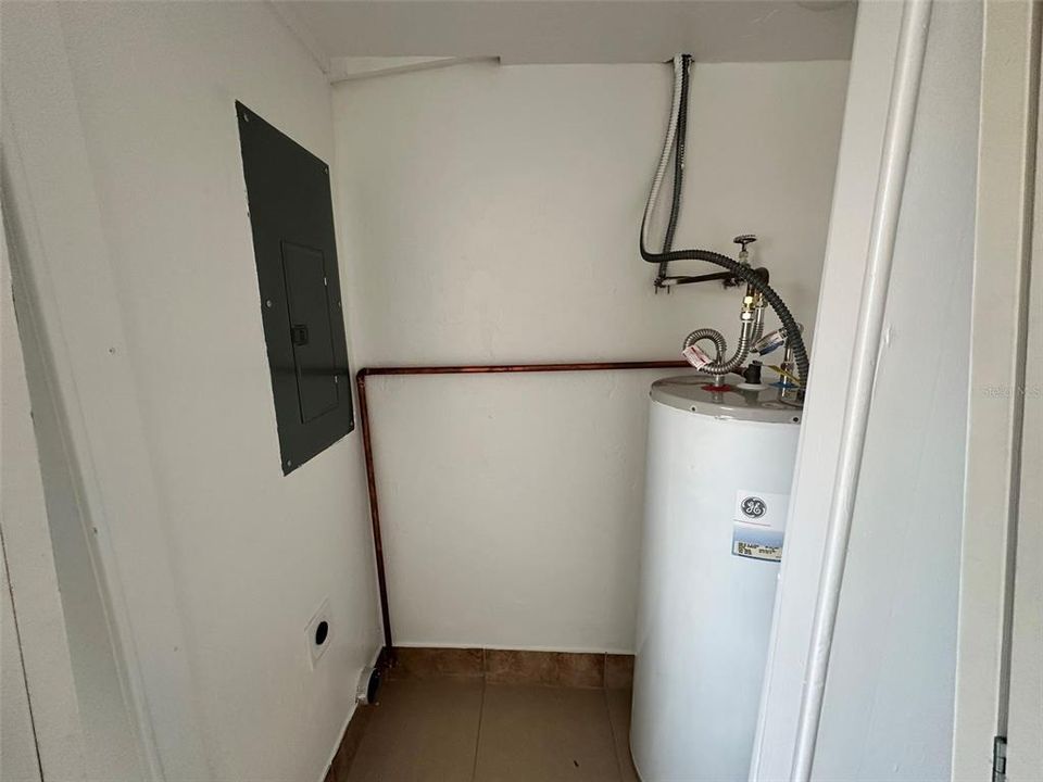 For Rent: $1,400 (3 beds, 1 baths, 975 Square Feet)