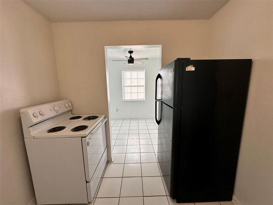 For Rent: $1,400 (3 beds, 1 baths, 975 Square Feet)