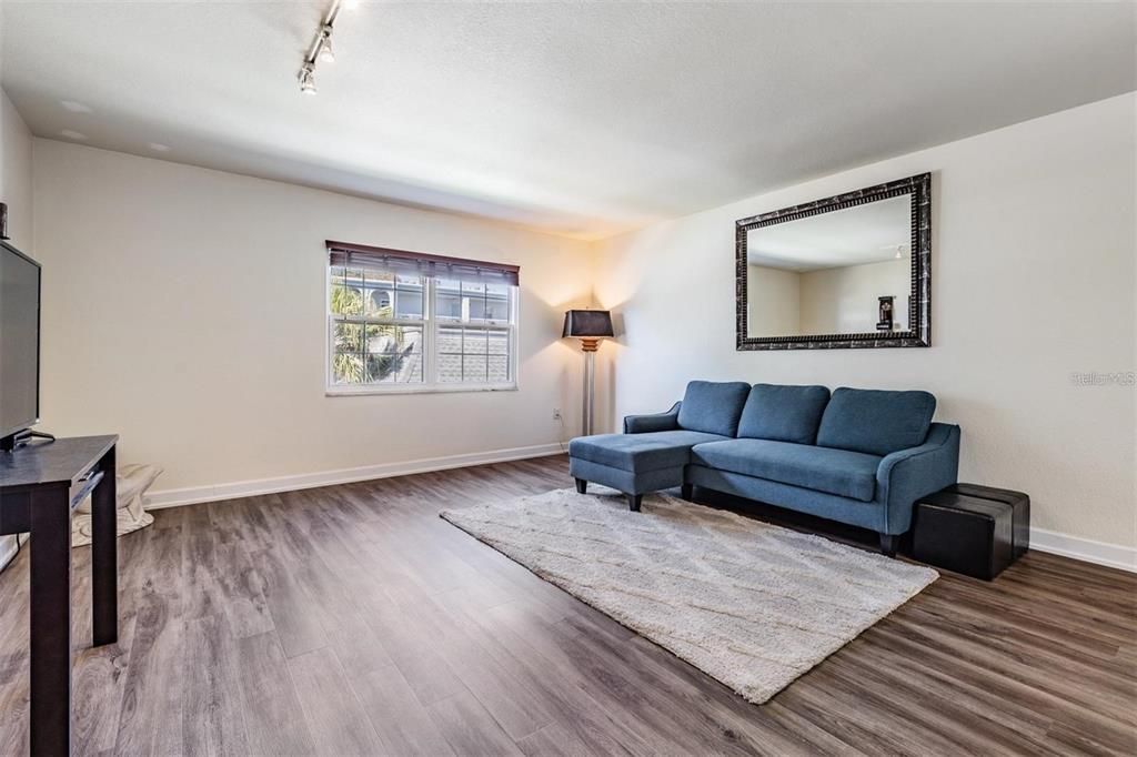 出租: $1,950 (2 贝兹, 2 浴室, 1200 平方英尺)