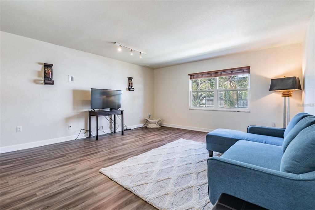 出租: $1,950 (2 贝兹, 2 浴室, 1200 平方英尺)