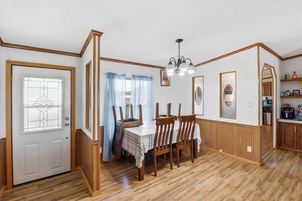 Active With Contract: $399,900 (3 beds, 2 baths, 1486 Square Feet)