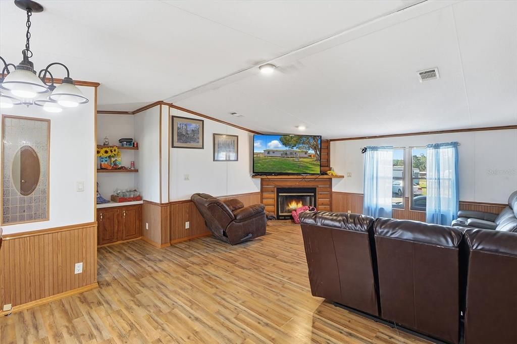 Active With Contract: $399,900 (3 beds, 2 baths, 1486 Square Feet)