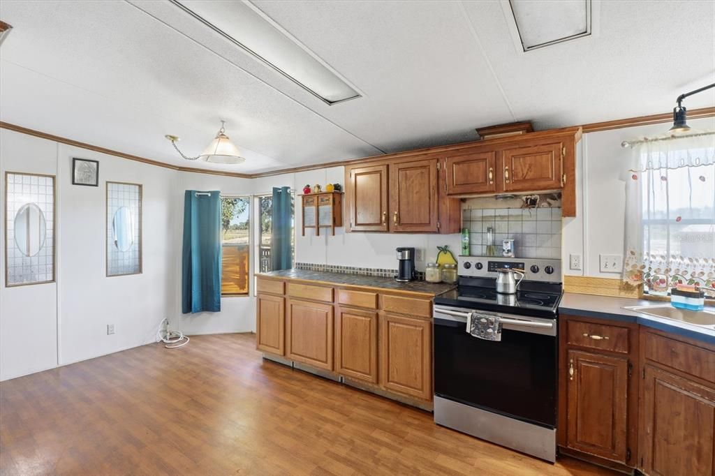 Active With Contract: $399,900 (3 beds, 2 baths, 1486 Square Feet)