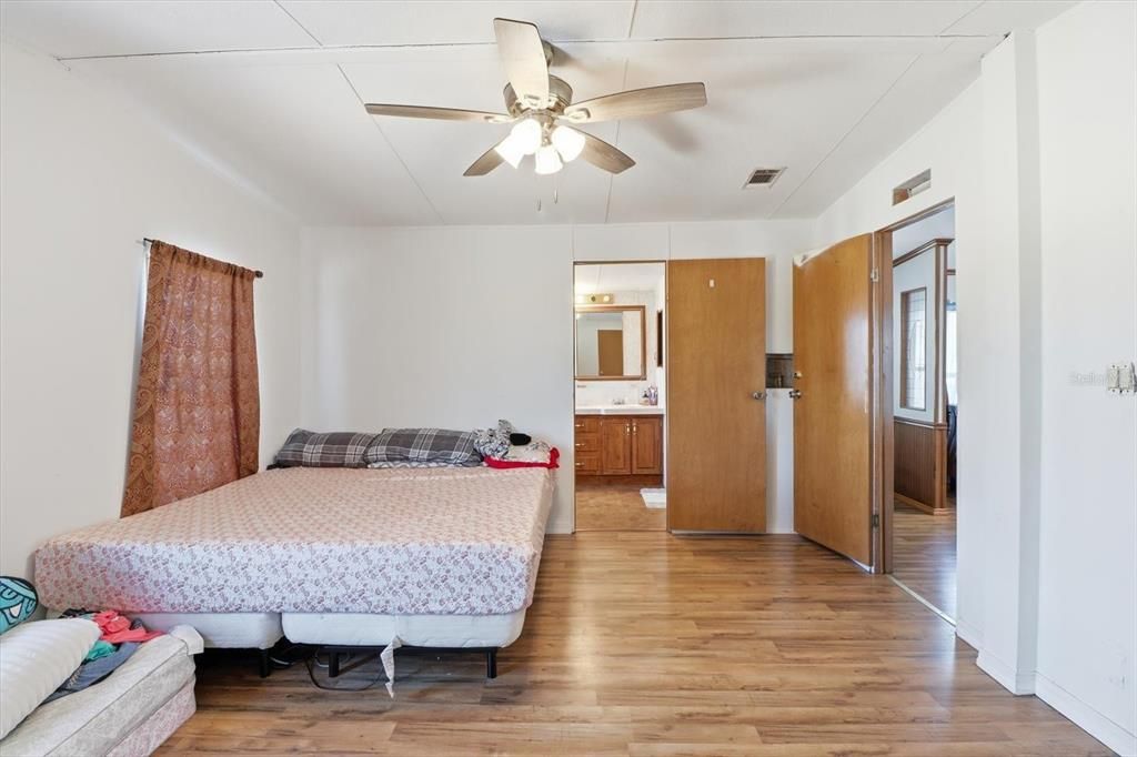 Active With Contract: $399,900 (3 beds, 2 baths, 1486 Square Feet)