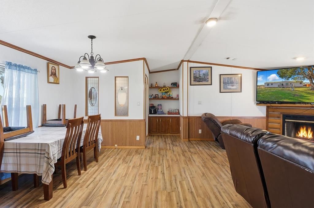 Active With Contract: $399,900 (3 beds, 2 baths, 1486 Square Feet)