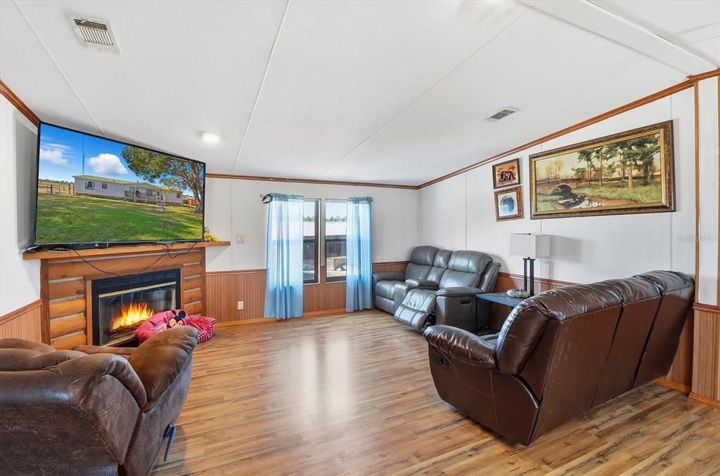 Active With Contract: $399,900 (3 beds, 2 baths, 1486 Square Feet)