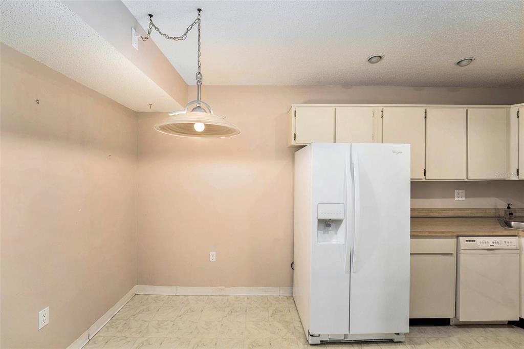 Active With Contract: $159,750 (2 beds, 2 baths, 1038 Square Feet)