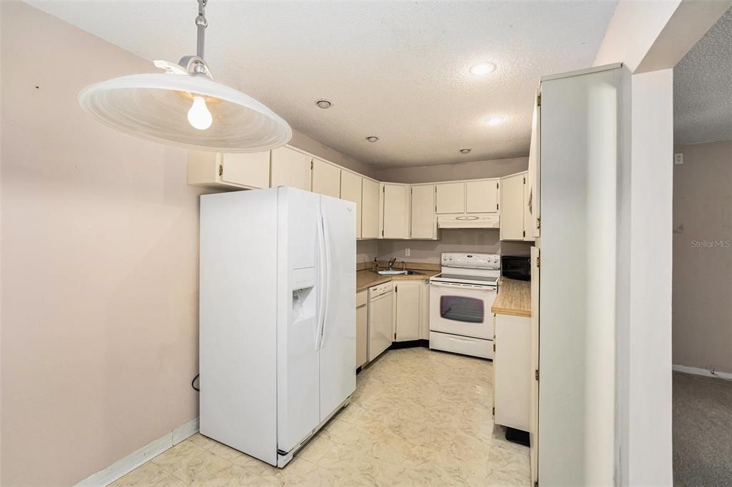 Active With Contract: $159,750 (2 beds, 2 baths, 1038 Square Feet)