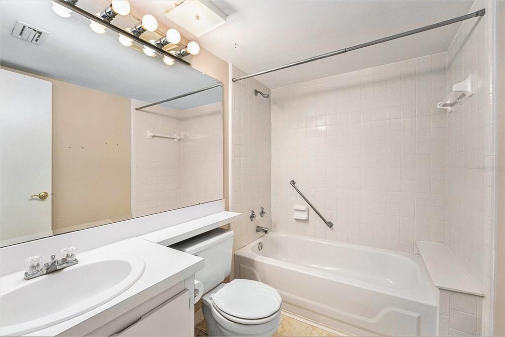 Active With Contract: $159,750 (2 beds, 2 baths, 1038 Square Feet)