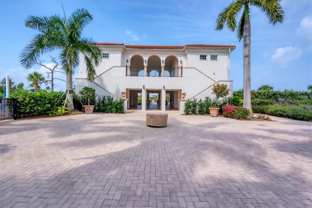 For Sale: $850,000 (3 beds, 2 baths, 2013 Square Feet)