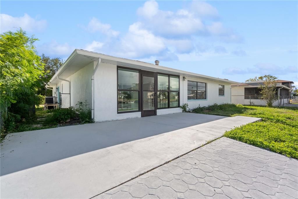 For Sale: $499,900 (3 beds, 2 baths, 1959 Square Feet)