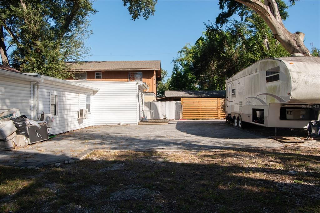 Под контрактом: $220,000 (2 спален, 1 ванн, 1188 Квадратных фут)