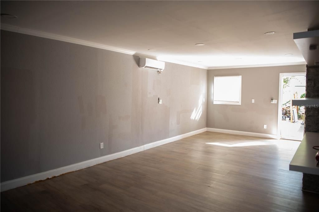 Под контрактом: $220,000 (2 спален, 1 ванн, 1188 Квадратных фут)