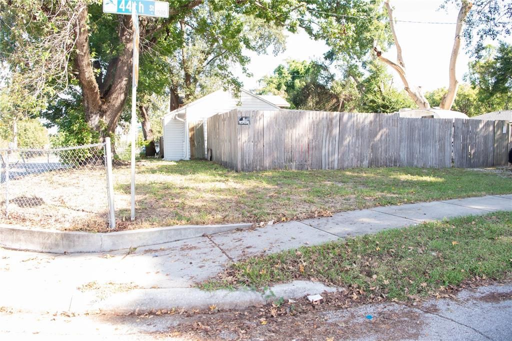 Под контрактом: $220,000 (2 спален, 1 ванн, 1188 Квадратных фут)