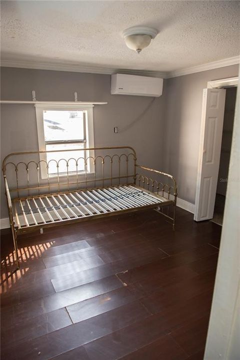 Под контрактом: $220,000 (2 спален, 1 ванн, 1188 Квадратных фут)