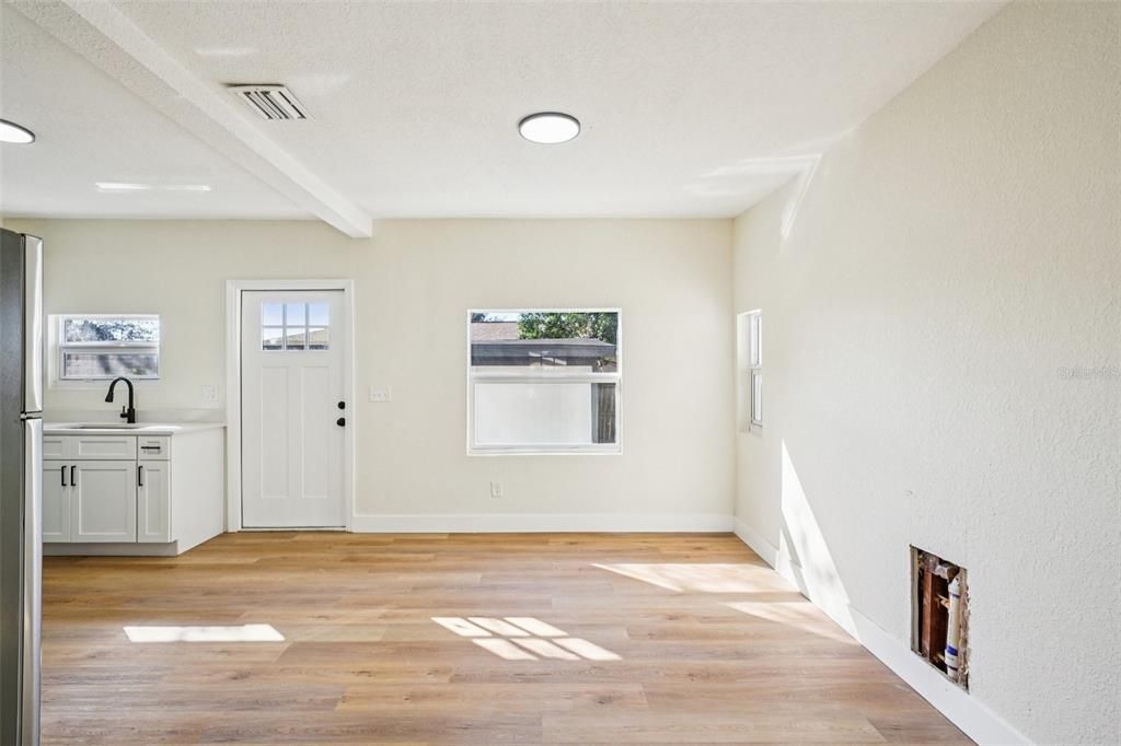 待售: $380,000 (4 贝兹, 2 浴室, 1424 平方英尺)