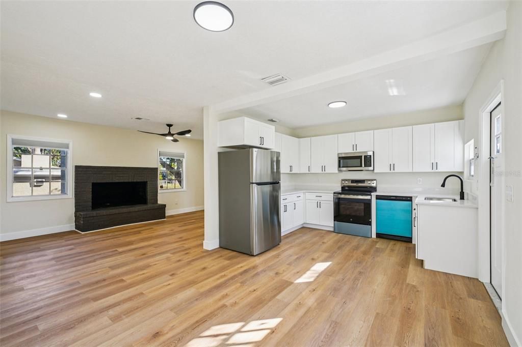 待售: $380,000 (4 贝兹, 2 浴室, 1424 平方英尺)