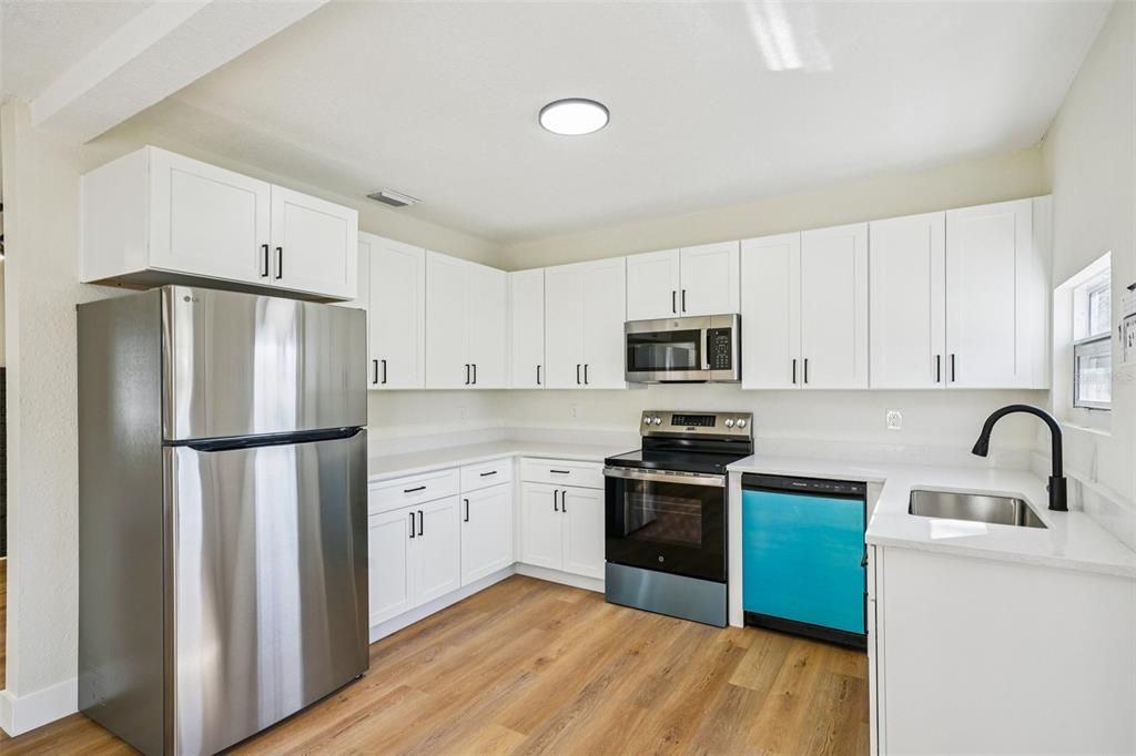 待售: $380,000 (4 贝兹, 2 浴室, 1424 平方英尺)