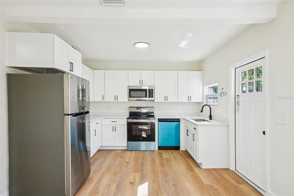 待售: $380,000 (4 贝兹, 2 浴室, 1424 平方英尺)