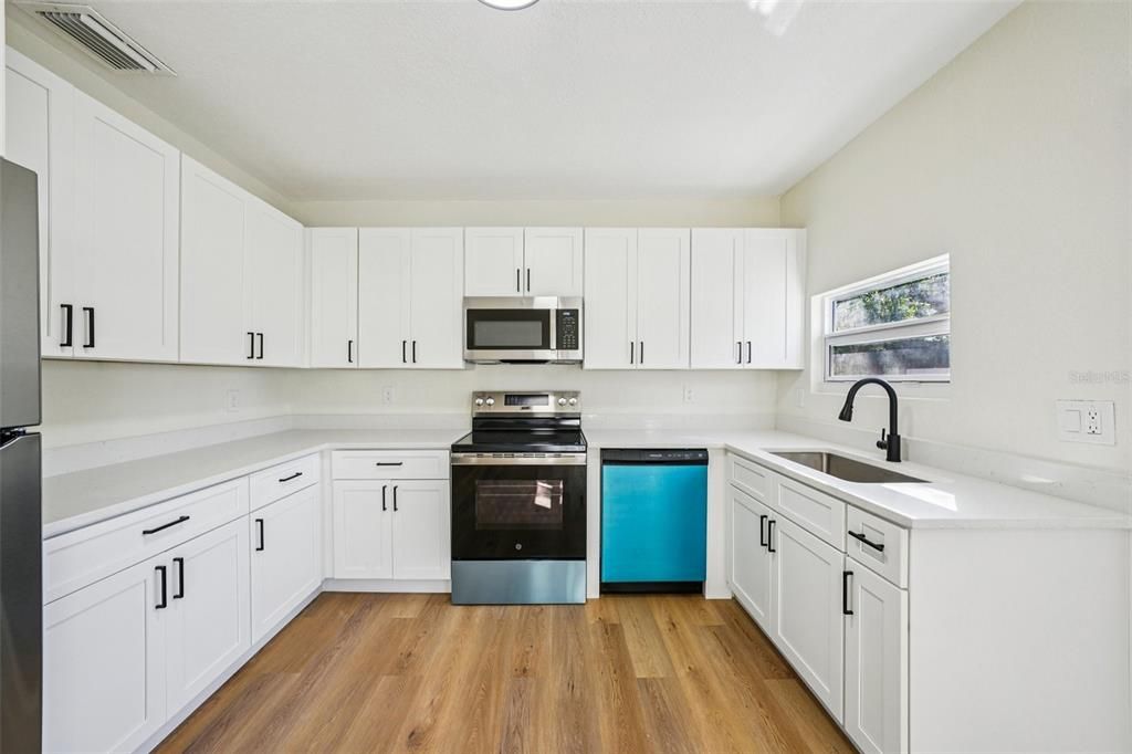 待售: $380,000 (4 贝兹, 2 浴室, 1424 平方英尺)