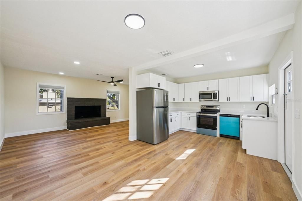 待售: $380,000 (4 贝兹, 2 浴室, 1424 平方英尺)