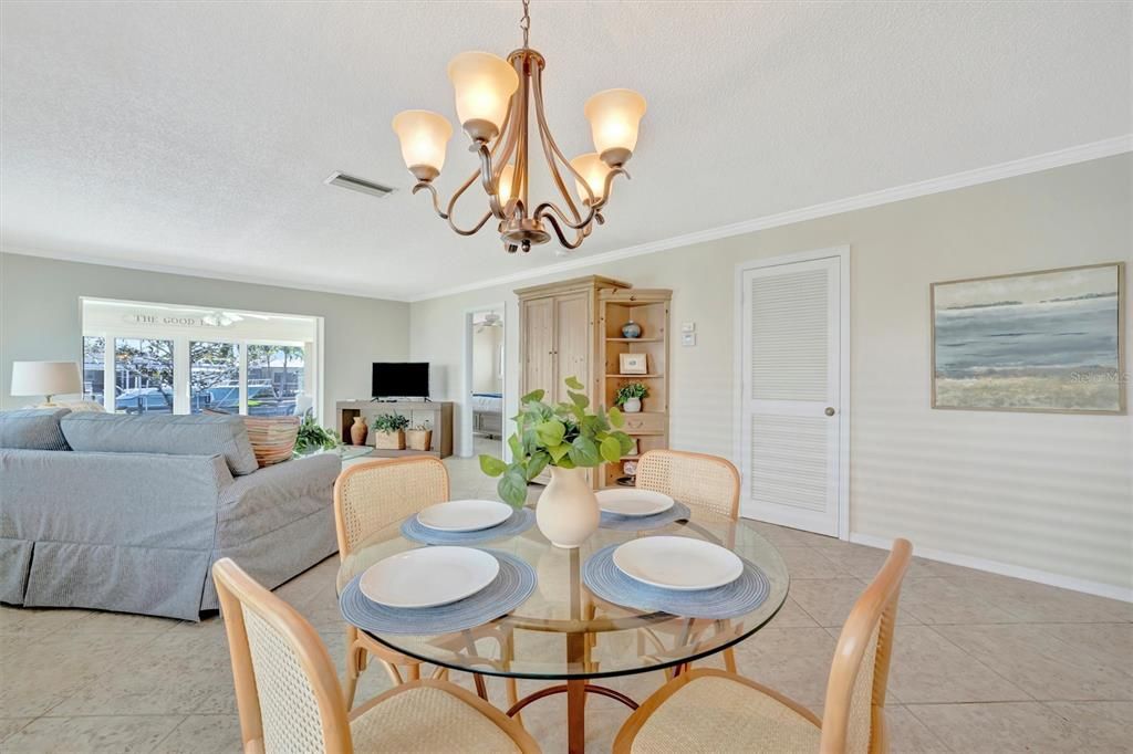 Под контрактом: $420,000 (3 спален, 2 ванн, 1738 Квадратных фут)