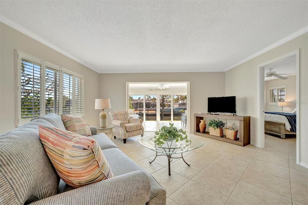 Под контрактом: $420,000 (3 спален, 2 ванн, 1738 Квадратных фут)