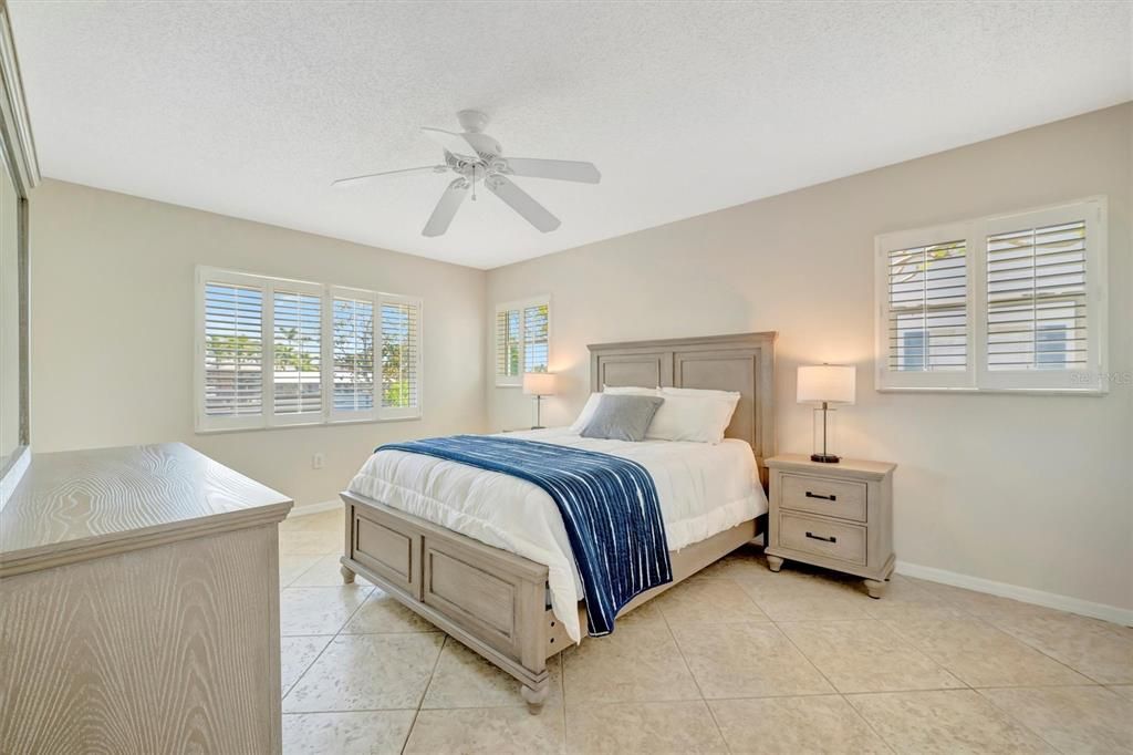 Под контрактом: $420,000 (3 спален, 2 ванн, 1738 Квадратных фут)