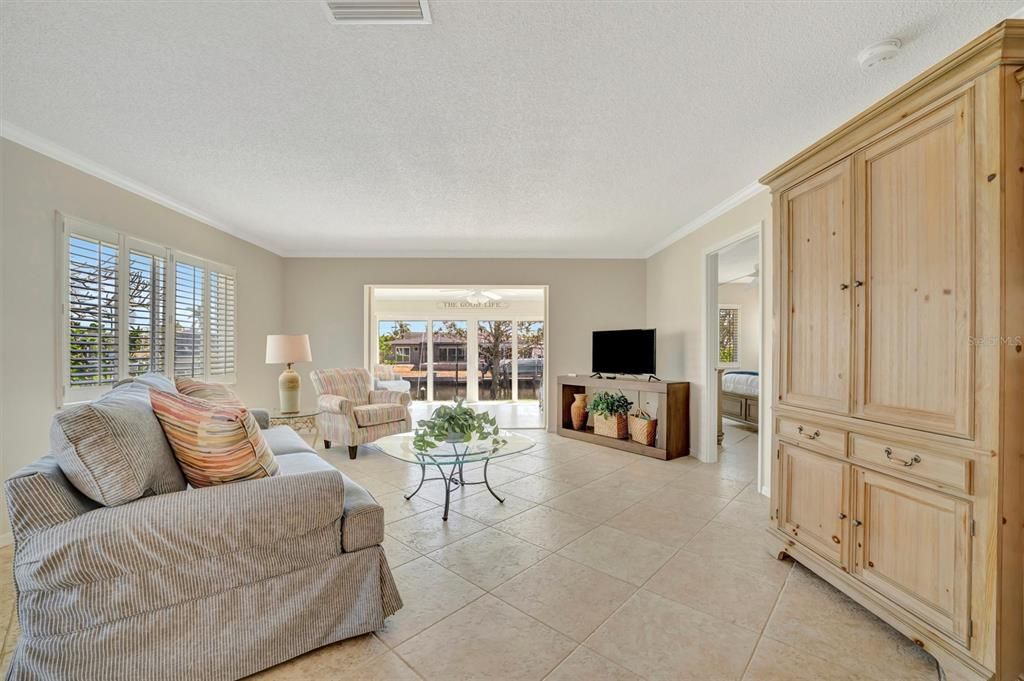 Под контрактом: $420,000 (3 спален, 2 ванн, 1738 Квадратных фут)