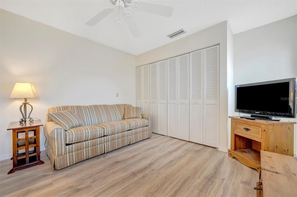 Под контрактом: $420,000 (3 спален, 2 ванн, 1738 Квадратных фут)