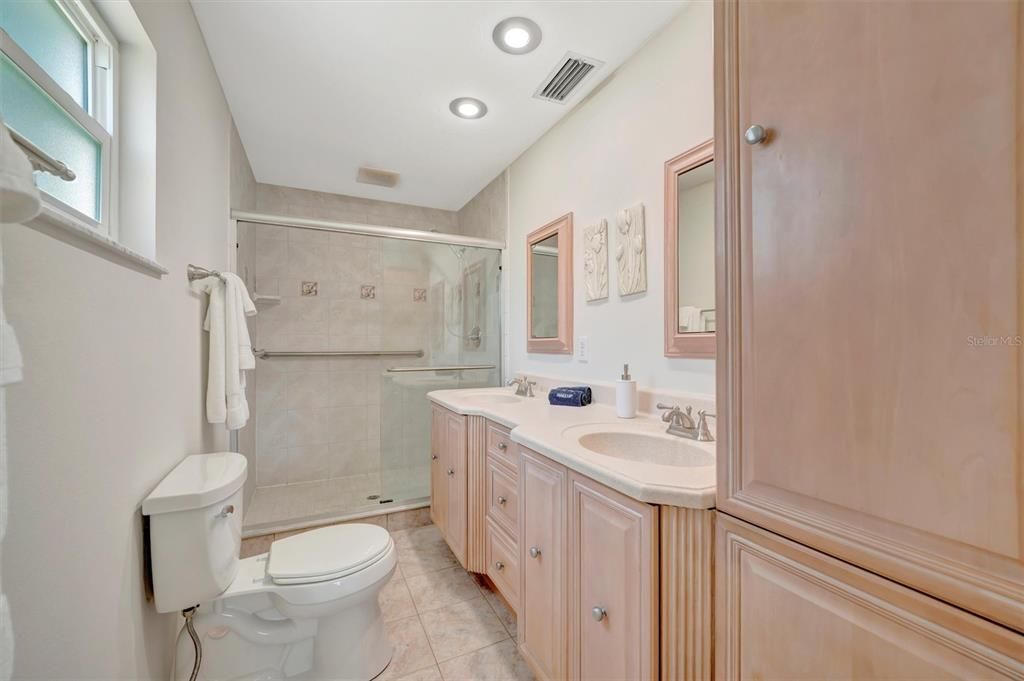 Под контрактом: $420,000 (3 спален, 2 ванн, 1738 Квадратных фут)