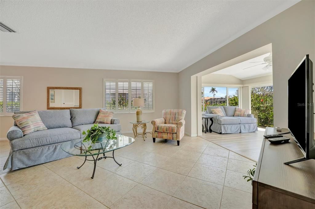 Под контрактом: $420,000 (3 спален, 2 ванн, 1738 Квадратных фут)