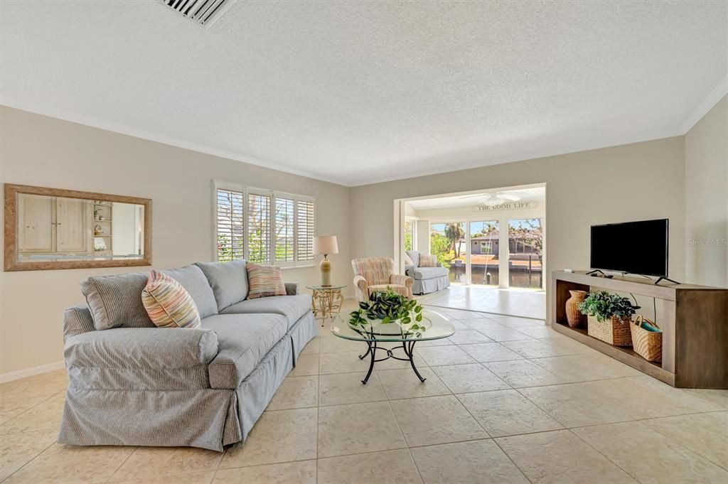 Под контрактом: $420,000 (3 спален, 2 ванн, 1738 Квадратных фут)