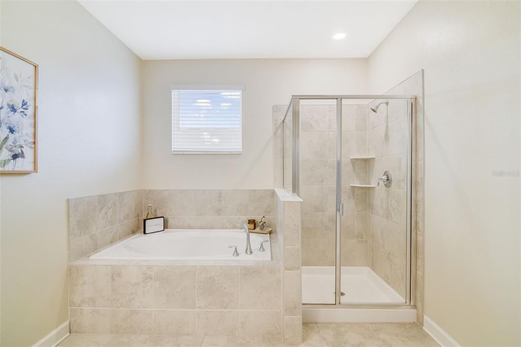 Activo con contrato: $369,500 (3 camas, 2 baños, 2016 Pies cuadrados)