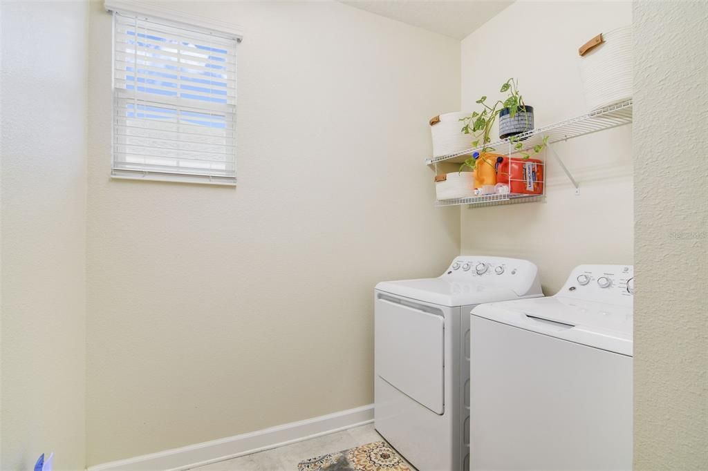 Activo con contrato: $369,500 (3 camas, 2 baños, 2016 Pies cuadrados)